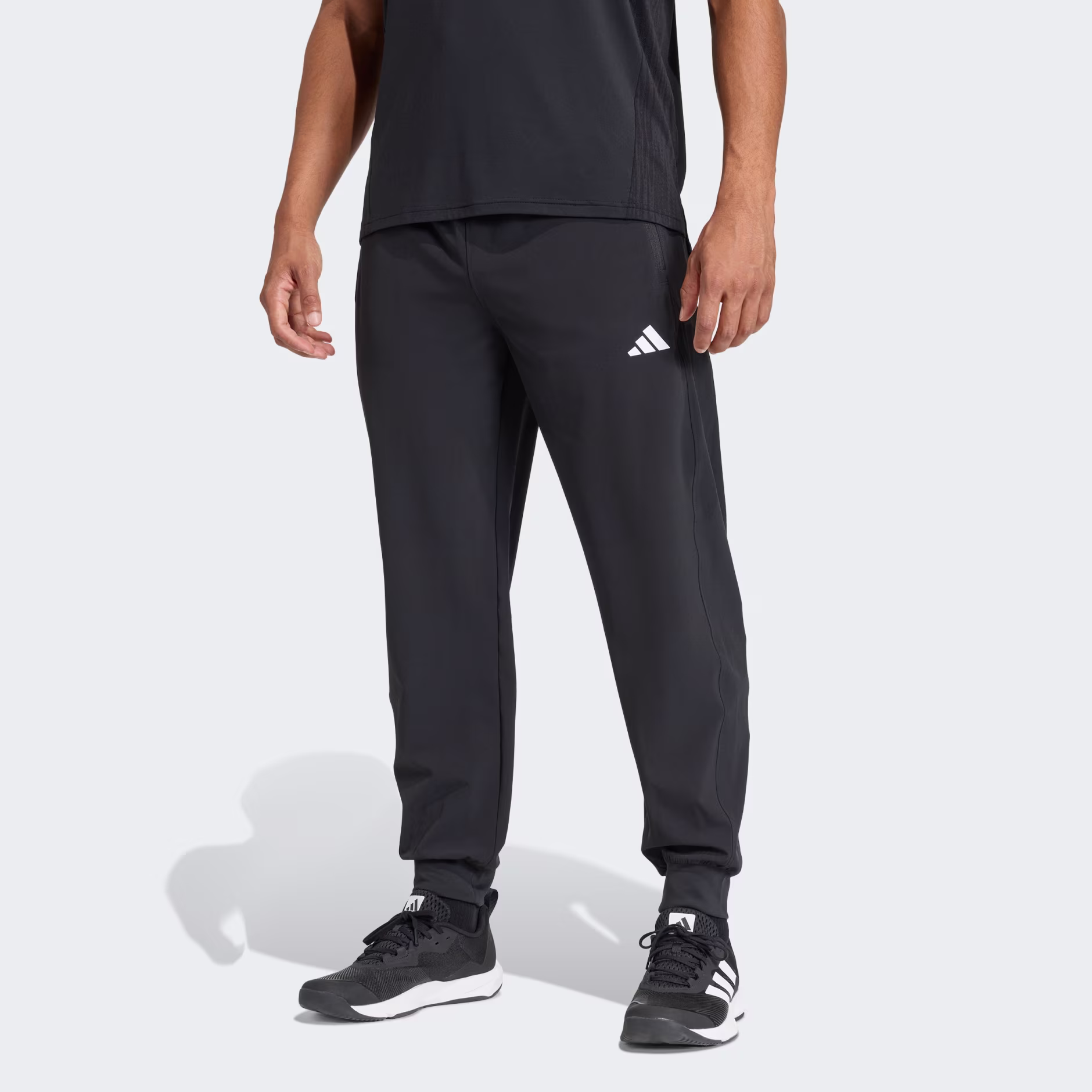 KA5528_21_model מכנסי WORKOUT ESSENTIALS FLEX ארוגים – תמונה 1